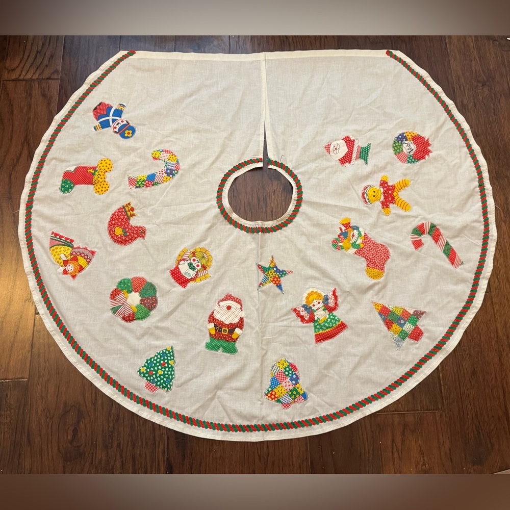 Vintage Handmade Appliqued /  54” Christmas Tree Skirt, Flat One Side For Wall